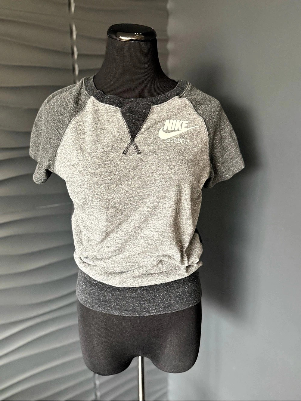 Nike Women's Gray Short Sleeve Top Size XS Like New